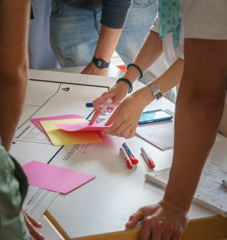 Photo d'une équipe au début d'une séance de design thinking